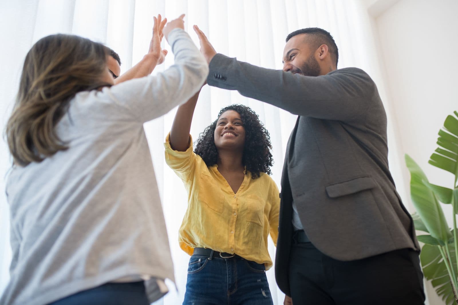 Equipo de trabajo celebrando juntos
