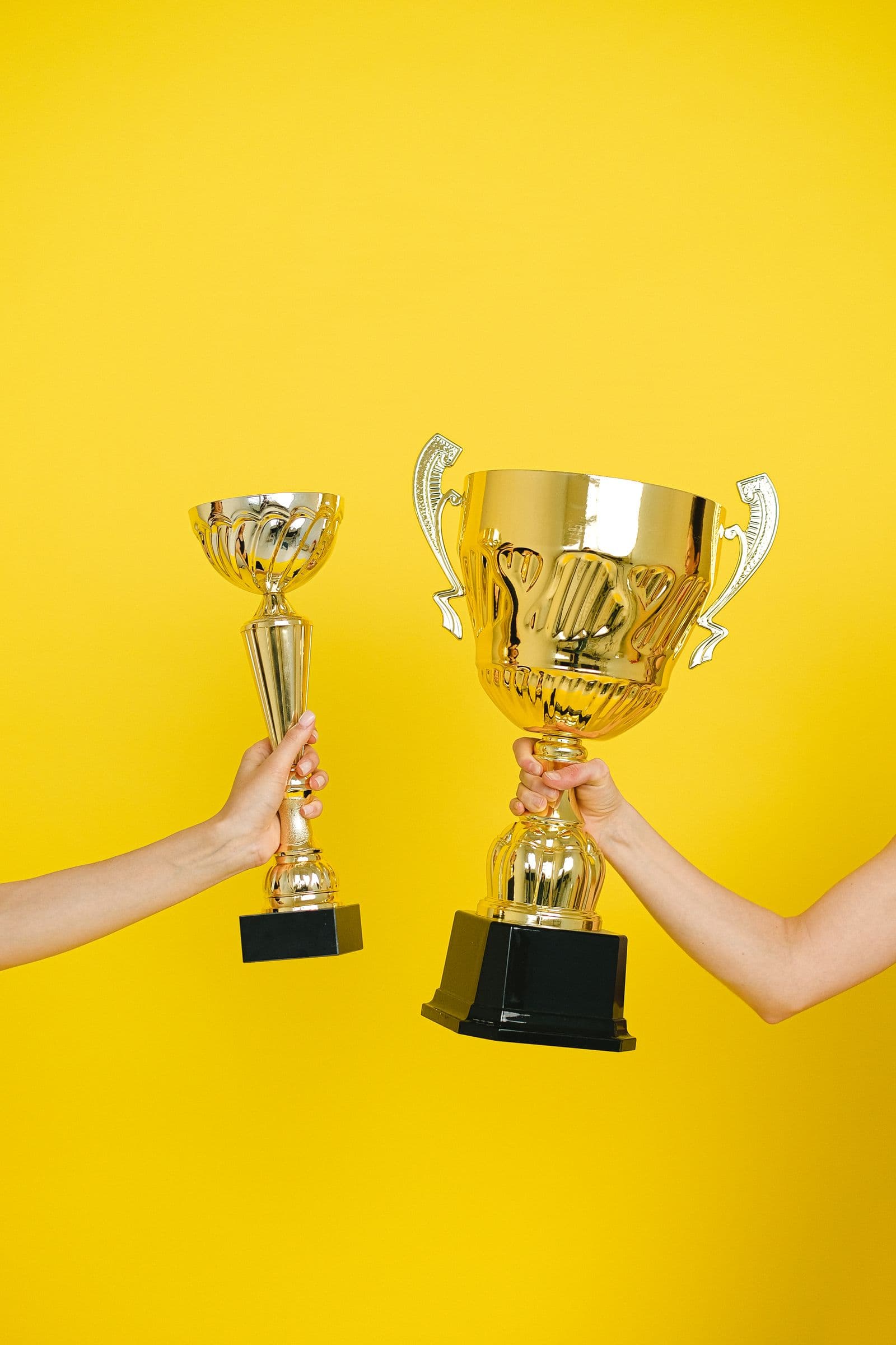 Colaboradores sosteniendo trofeos de reconocimiento